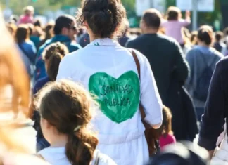 Spagna, i medici scioperano contro la riforma del governo Sanchez. Quali sono le loro richieste? Sciopero Medici Spagna - Photo Credits Quotidiano Sanità