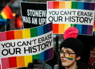 Trump vuole cancellare la storia LGBTQ+: rimossa la bandiera arcobaleno dallo Stonewall National Monument Stonewall Trump - Photo Credits la Repubblica