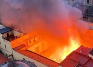 Incendio allo storico Teatro Sannazaro di Napoli, a Chiaia: crolla la cupola sulla platea