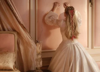 Tra blush berry e status hair: l’estetica di Cime Tempestose è il nuovo soft dark