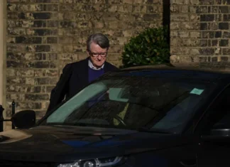 Lord Mandelson è stato arrestato per i dossier Epstein e rilasciato su cauzione