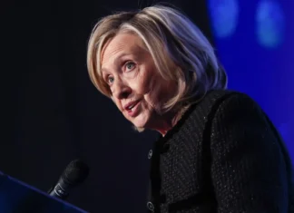 Hillary Clinton accusa l’amministrazione del presidente Trump: “Sta insabbiando gli Epstein files”