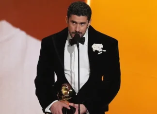 Bad Bunny contro l’Ice ai Grammy 2026: “Non siamo selvaggi, non siamo animali, non siamo alieni. Siamo esseri umani”