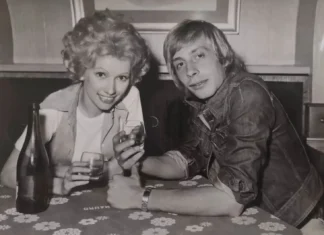 Chi sono le ex fidanzate di Enzo Paolo Turchi, prima di Carmen Russo, Sylvie Vartan e Lola Falana (per lei litigò con Raffaella Carrà)