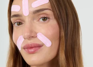 Il face taping promette una pelle liftata senza il botox (ma funziona davvero?)