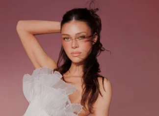 È Nicola Peltz Beckham (di nuovo) il volto della campagna Primavera/Estate 2026