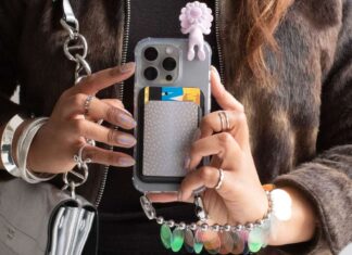 La cover del telefono è diventato (ormai) un accessorio must have (e la Gen Z insegna)