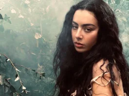 Il management di Charli XCX chiarisce le affermazioni di Sky Ferreira riguardo ai credits di “Wuthering Heights”