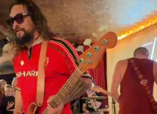 Jason Momoa si è esibito a sorpresa a Manchester con cover di Oasis e Metallica Jason Momoa l'omaggio agli Oasis