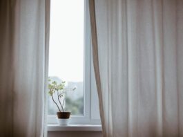 Minimalismo funzionale: linee pulite e toni scuri di tendenza per gli infissi 2026