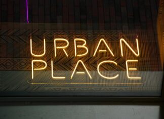 Oltre il Neon: La Nuova Geografia del Divertimento Urbano