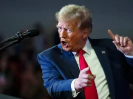 Trump annuncia nuove sanzioni contro il traffico di petrolio dell’Iran e invita gli americani a lasciare il Paese