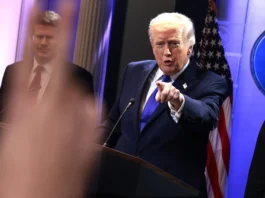 Trump afferma che lo Stretto di Hormuz riaprirà senza pedaggi, intanto il prezzo del petrolio scende