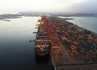 Un drone iraniano ha colpito i serbatoi di petrolio in Oman, nel porto di Salalah