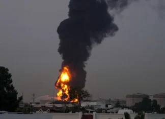 Droni iraniani sugli Emirati Arabi, a fuoco un campo petrolifero da 70mila barili