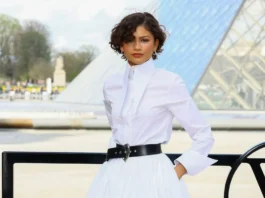 Zendaya alla sfilata Louis Vuitton a Parigi: il look total white e l’anello misterioso che fa parlare tutti