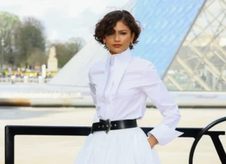 Zendaya alla sfilata Louis Vuitton a Parigi: il look total white e l’anello misterioso che fa parlare tutti