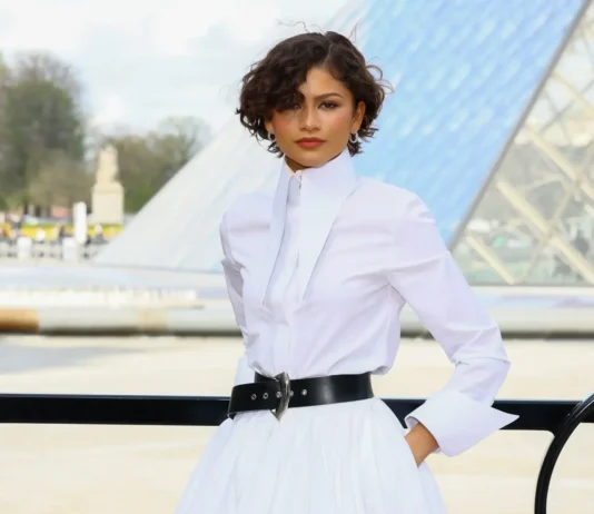 Zendaya alla sfilata Louis Vuitton a Parigi: il look total white e l’anello misterioso che fa parlare tutti