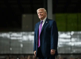 Trump afferma di aver annientato l’Iran e chiede aiuto per lo Stretto di Hormuz