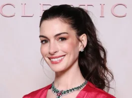Anne Hathaway in rosso Valentino è pura main character energy (e Bulgari fa il resto)