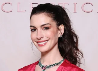 Anne Hathaway in rosso Valentino è pura main character energy (e Bulgari fa il resto)