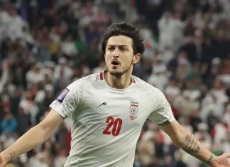 Il calciatore iraniano Azmoun è stato espulso dalla nazionale, perché ha pubblicato una foto col “nemico”