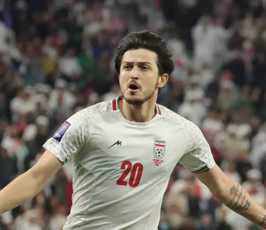 Il calciatore iraniano Azmoun è stato espulso dalla nazionale, perché ha pubblicato una foto col “nemico”