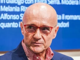 Una pensionata ha inviato 1780 euro ad Alfonso Signorini: “Mi voleva aiutare con le spese legali, sono le persone come lei che mi hanno spinto a resistere”