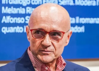 Dopo lo scandalo, ecco il ritorno in pubblico di Alfonso Signorini: «Sono felice che non ci sia più nessuno sul mio carro»