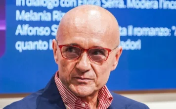 Dopo lo scandalo, ecco il ritorno in pubblico di Alfonso Signorini: «Sono felice che non ci sia più nessuno sul mio carro»