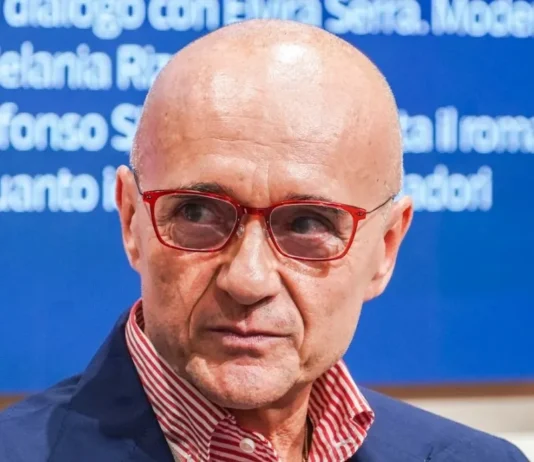 Una pensionata ha inviato 1780 euro ad Alfonso Signorini: “Mi voleva aiutare con le spese legali, sono le persone come lei che mi hanno spinto a resistere”