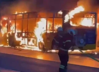 Autobus in fiamme a Kerzers, in Svizzera: un uomo si sarebbe dato fuoco sul mezzo