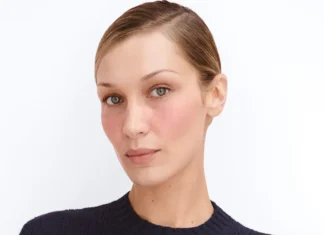 Bella Hadid è la nuova ambassador Prada Beauty: il blush Prada è già il prodotto beauty più desiderato del 2026