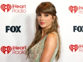Taylor Swift sta entrando nella sua bridal beauty era per gli iHeartRadio Musica Awards (ma in versione cool girl)