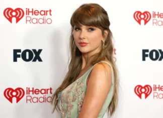 Taylor Swift sta entrando nella sua bridal beauty era per gli iHeartRadio Musica Awards (ma in versione cool girl)