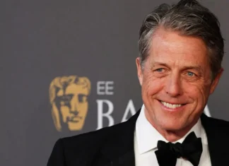 Il fascino di Hugh Grant: tra cinema e vita privata Hugh Grant ph credits nme.com