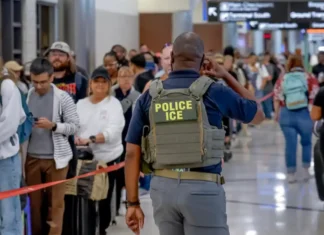 Stati Uniti, l’ICE arriva negli aeroporti: possibile soluzione o aumento dei rischi? ICE Aeroporti - Photo Credits il manifesto