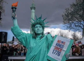 Stati Uniti ma non solo: le manifestazioni “No King” contro le politiche di Trump arrivano anche in Europa Manifestazioni No King - Photo Credits Euronews.com