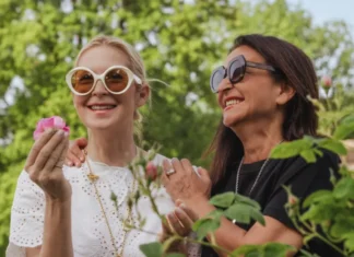 Rose Première è il profumo di Kelly Rutherford (aka Lily Van Der Woodsen) che riscrive la “rose girl era”, ma in versione ultra chic