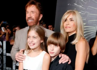 Chi sono l’ex moglie e la moglie di Chuck Norris (e chi sono i figli, una figlia nata da un tradimento)