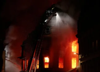 Maxi incendio nei pressi della stazione di Glasgow, in Scozia: cancellati tutti i treni