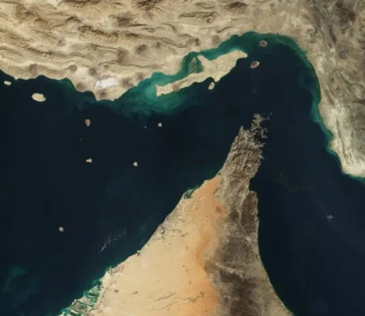 L’Iran e l’Oman hanno elaborato un nuovo piano per lo Stretto di Hormuz con “un pedaggio su base volontaria”
