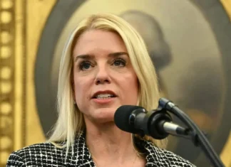 I Democratici abbandonano l’aula per protestare contro il «falso e oltraggioso briefing su Epstein» di Pam Bondi