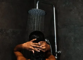 Che cos’è il dark showering (e perché è utile nel cambio stagione)
