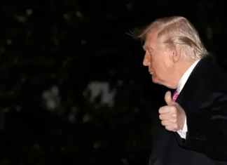 Trump minaccia di nuovo l’Iran: “Distruggiamo tutto se non si arriva a un accordo”