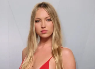 Il beauty look di Lila Moss all’after party degli Oscar 2026: occhi “toasted nude” e glow sun-kissed che sembra vacanza a marzo