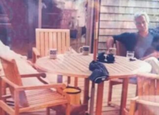Spunta una nuova foto dai file di Epstein, la prima in cui si vedono Peter Mandelson, l’ex principe Andrea e il finanziere insieme