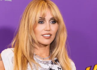 Miley Cyrus pubblica il singolo “Younger You” per l’anniversario di Hannah Montana