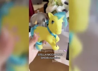 Il My Little Pony di Stella McCartney è l’invito più virale della Paris Fashion Week 2026