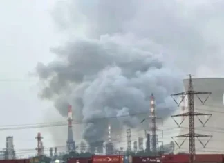 Colpita la raffineria di Haifa in Israele che fornisce circa il 50-60% del carburante